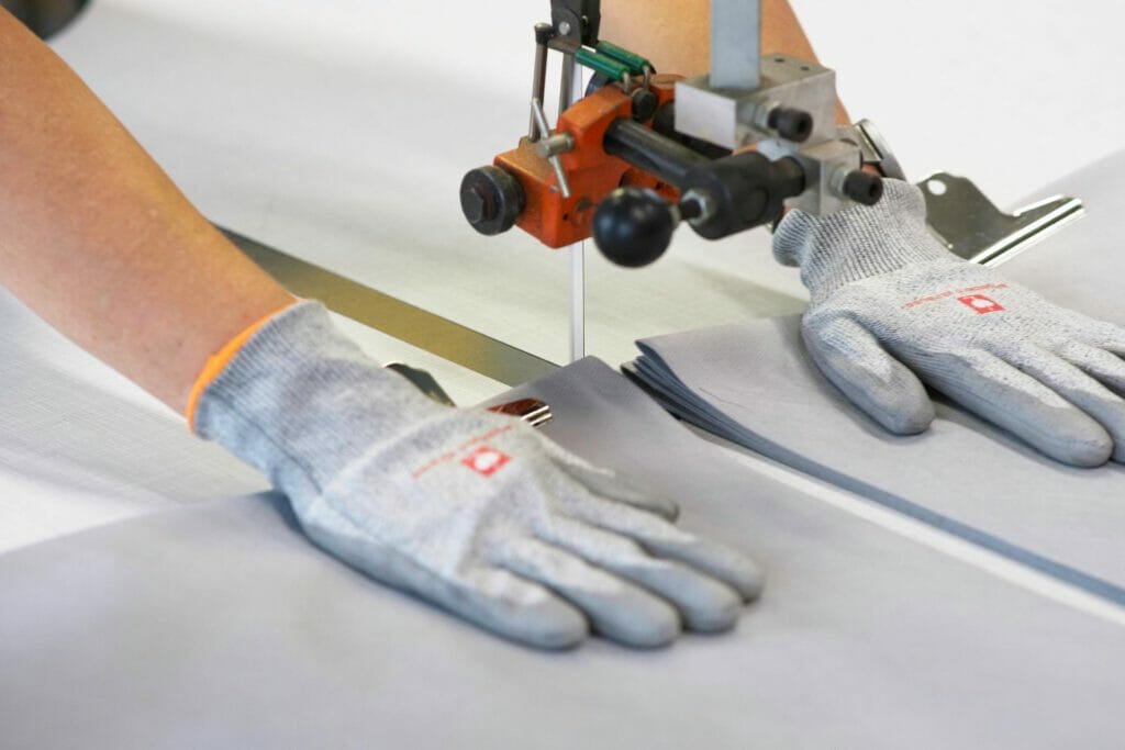 Mit der Bandsäge schneiden wir das Material schnell und effizient auf Maß.