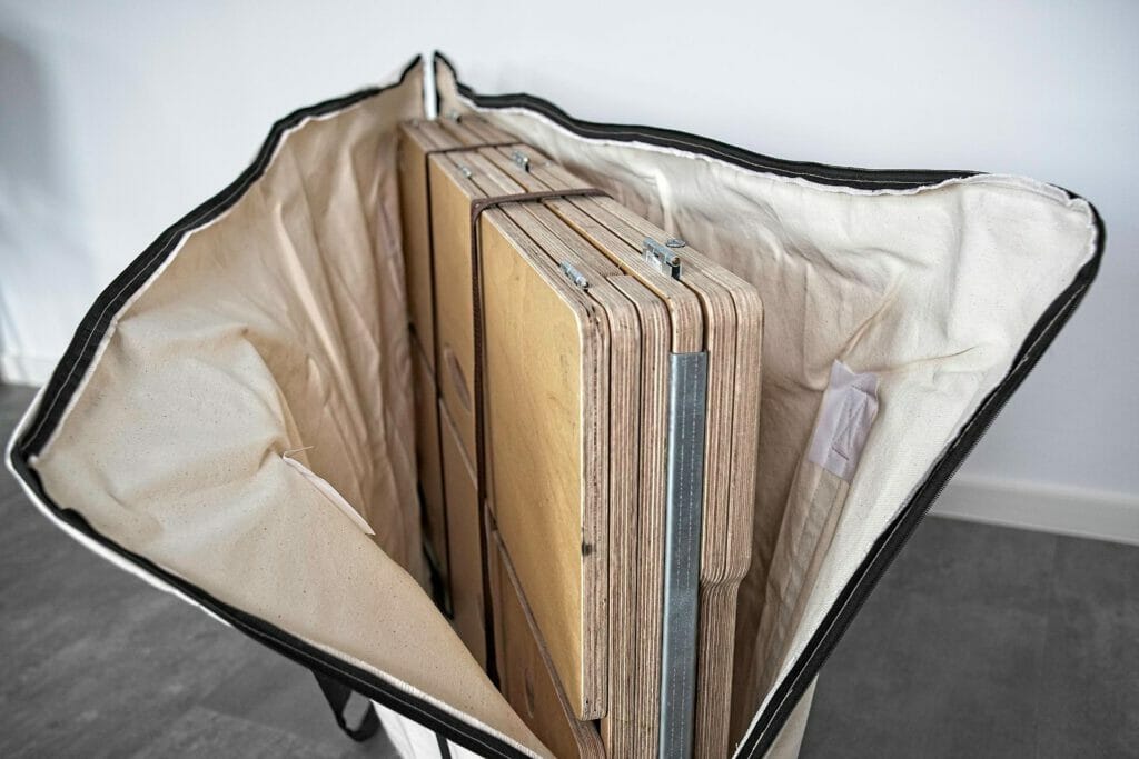 Aufgeklappte Biberbox-Tasche