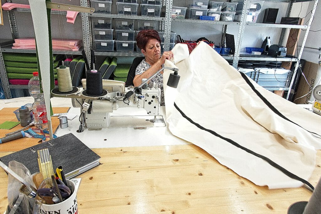 Näherin bei der Produktion einer Biberbox-Tasche